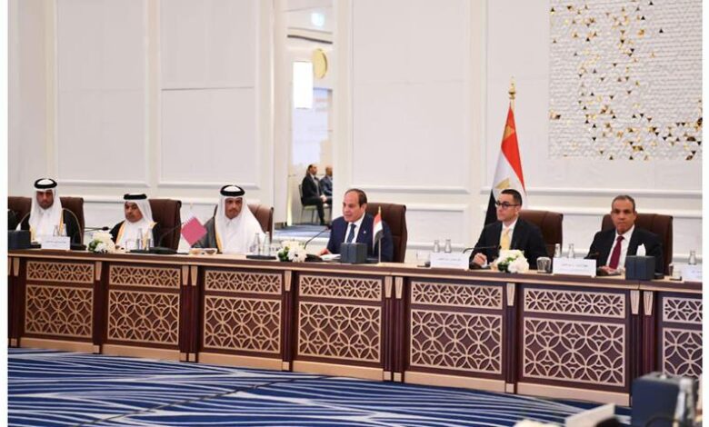 السيسى مع رجال اعمال قطريين